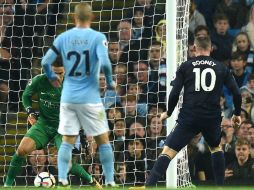 En el enfrentamiento ante el City, Rooney abrió el marcador al minuto 35, al definir entre las piernas del arquero rival. AFP / O. Scarff