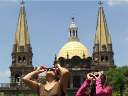 Los tapatíos disfrutaron del eclipse parcial de Sol que, a través de filtros, pudieron observar desde distintas zonas. EFE / U. Ruiz