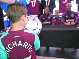 Euforia. Adultos y niños asistieron a la firma de autógrafos de 'Chicharito' y su compañero Zabaleta. TWITTER / @westhamutd