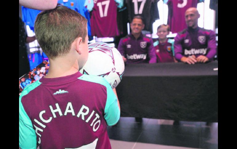 Euforia. Adultos y niños asistieron a la firma de autógrafos de 'Chicharito' y su compañero Zabaleta. TWITTER / @westhamutd