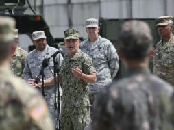 El jefe del Comando del Pacífico (PACOM) de EU, el almirante Harry Harris (c), ofrece una rueda de prensa en la base aérea Osan. EFE / L. Jin-Man