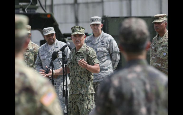 El jefe del Comando del Pacífico (PACOM) de EU, el almirante Harry Harris (c), ofrece una rueda de prensa en la base aérea Osan. EFE / L. Jin-Man