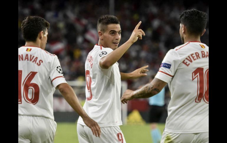 Wissam Ben Yedder celebra el segundo tanto del Sevilla. EFE / R. Caro