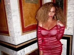 En una de las publicaciones, Beyoncé sale con un vestido rojo ajustado. INSTAGRAM / beyonce