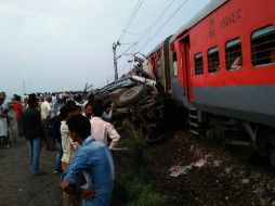 Tras el choque, un vagón del tren volcó y otros tres descarrilaron. AFP / STR