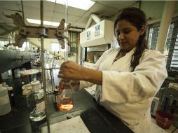 La UdeG es la segunda universidad en el país que más espacios para estudiar química, la carrera mejor pagada según el Imco. EL INFORMADOR / ARCHIVO