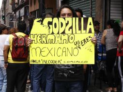 Algunos fanáticos portan cartulinas fluorescentes con leyendas como 'Godzilla hermano, ya eres mexicano'. SUN / A. Salinas