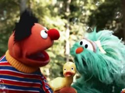 En el video, Enrique aparece cantando junto a un pato de hule. YOUTUBE /  Sesame Street