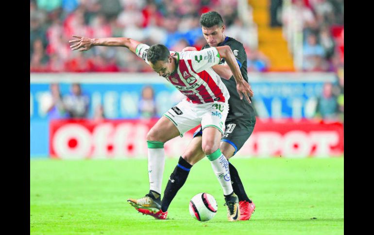 En el minuto 59 Necaxa se puso adelante en el marcador luego que Pablo Velázquez (#30) anotara el primer gol del encuentro. MEXSPORT /