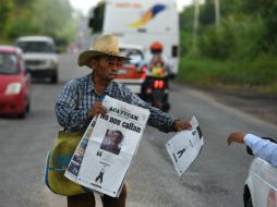 Un vendedor con la noticia del asesinato del periodista Cándido Ríos Vázquez, en Hueyapan. EFE / A. Hernández