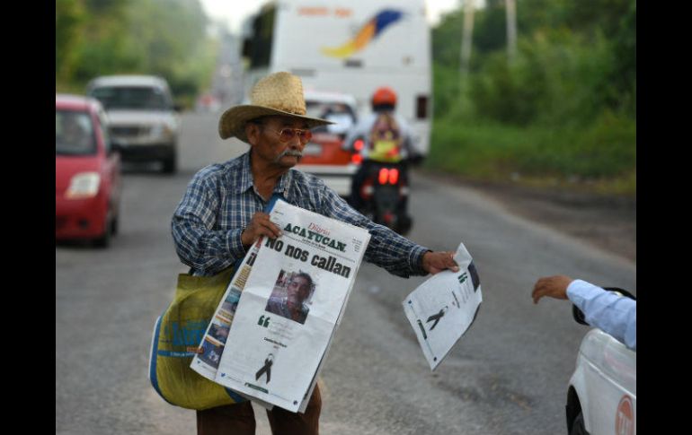 Un vendedor con la noticia del asesinato del periodista Cándido Ríos Vázquez, en Hueyapan. EFE / A. Hernández