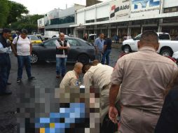 Durante 20 minutos, la persona recibió atención por parte de los paramédicos sin tner respuesta. ESPECIAL / Bomberos Guadalajara