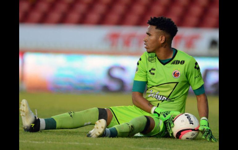 El peruano se lastimó al intentar atajar un tiro a gol de Edson Puch durante el Pachuca-Veracruz del martes pasado. MEXSPORT / ARCHIVO