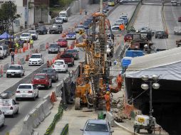 Trabajadores de Freyssinet, responsable de la reparación del tramo, cubrieron con tierra hasta la parte de la cinta asfáltica. SUN / ARCHIVO