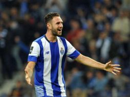 De concretarse la transferencia, Layún tendría su primera experiencia en el futbol español. TWITTER / @FCPorto