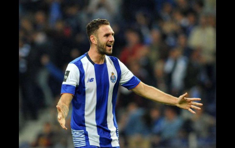 De concretarse la transferencia, Layún tendría su primera experiencia en el futbol español. TWITTER / @FCPorto