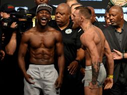 McGregor (D) se mostró más nervioso que Mayweather, quien apareció más seguro de sí. AFP / E. Miller