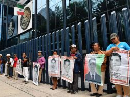 Padres de las víctimas de Ayotzinapa manifestándose hoy, viernes 25 de agosto de 2017 en la Ciudad de México. AFP / Y. Cortez