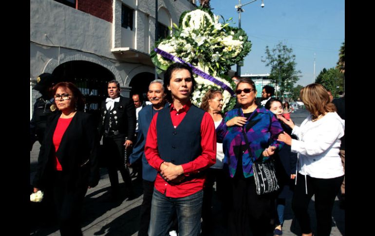 Joao Aguilera le rindió homenaje a Juan Gabriel en el Paseo de las Estrellas de la Plaza Garibaldi. NTX / B. Moncada