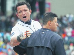 Miguel Cabrera (de frente) es controlado por uno de sus compañeros durante la bronca del pasado jueves entre Tigres y Yankees. AFP /