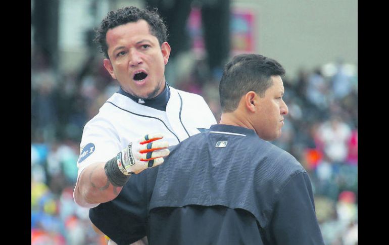 Miguel Cabrera (de frente) es controlado por uno de sus compañeros durante la bronca del pasado jueves entre Tigres y Yankees. AFP /