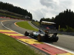 Hamilton marcó el mejor tiempo del día tras mejorar cuatro veces el récord antes impuesto en el trazado de Spa-Francorchamps. AFP / J. Thys