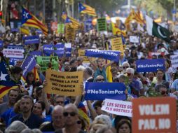 Al menos 100 mil flores amarillas, rojas y blancas, son repartidas  durante la marcha. AP / E. Morenatti