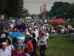 Unas 800 personas participaron en la marcha cantando y rezando. EL INFORMADOR / F. Atilano