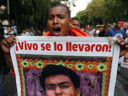 Tras 35 meses de la desaparición de los normalistas de Ayotzinapa, sus padres realizan una marcha en la Ciudad de México. SUN / J. C. Reyes