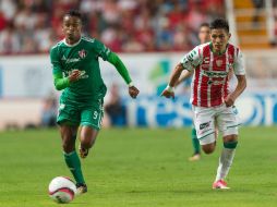 Fidel Martínez y Dieter Villalpando se esfuerzan por el balón. En el primer tiempo Atlas hizo buen papel, pero después todo se derrumbó MEXSPORT / A. Juárez