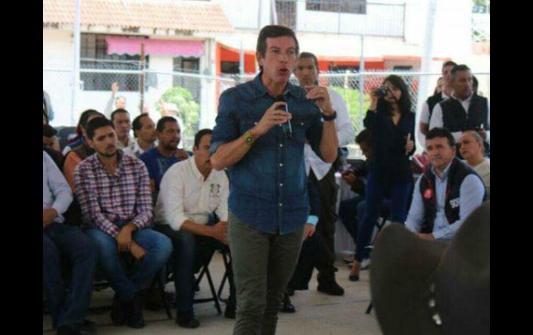 El titular de la Sedis, Miguel Castro Reynoso, acudió ayer a algunos municipios para supervisar el desarrollo de las votaciones. FACEBOOK / miguelcastroreynoso