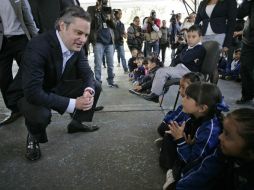 Cuando reporteros se acercan al menor para cuestionarlo, personal de la escuela lo retira de las cámaras. EL INFORMADOR / ARCHIVO