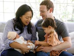 En la imagen, también aparece su primera hija Maxima, nacida a finales de 2015. FACEBOOK / Mark Zuckerberg