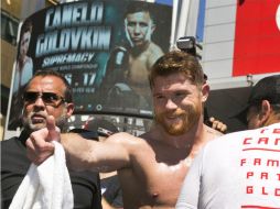 El mexicano 'Canelo' Álvarez llegó al ring y ofreció unas palabras a sus fans, luego comenzó con su entrenamiento. AP / D. Dovarganes