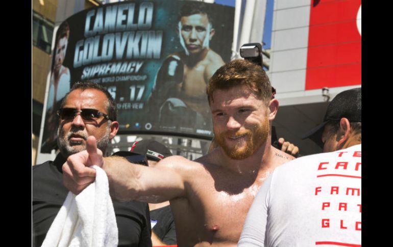 El mexicano 'Canelo' Álvarez llegó al ring y ofreció unas palabras a sus fans, luego comenzó con su entrenamiento. AP / D. Dovarganes