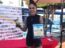 Paola Longoria muestra el título que la acredita como campeona del Torneo Milenio que se celebró en Tijuana. FACEBOOK / @PaolaLongoriaOficial