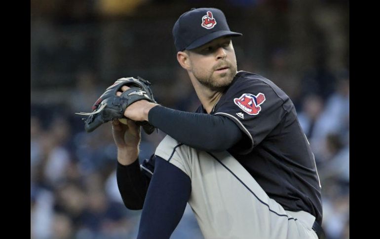 Corey Kluber. El abridor de los Indios permitió sólo tres imparables en ocho entradas de labor. AFP / B. Kostroun