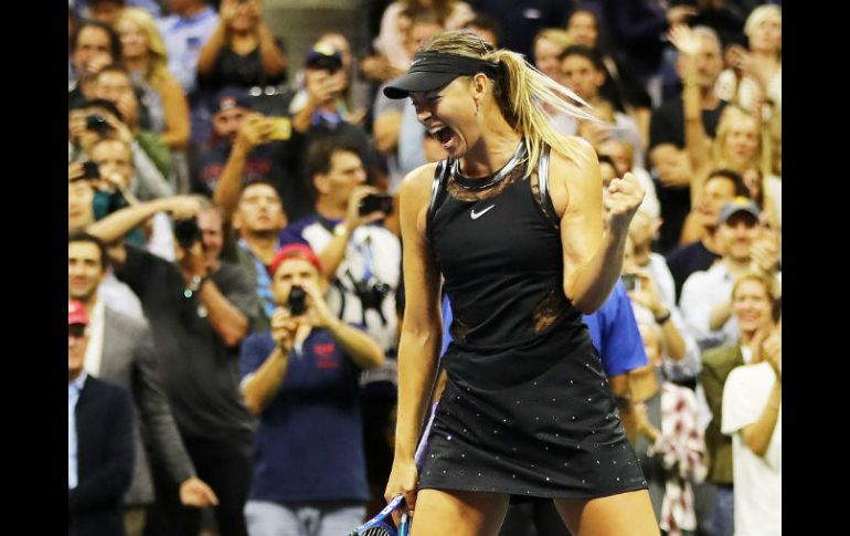 Maria Sharapova venció a la rumana Simona Halep por parciales de 6-4, 4-6 y 6-3. AFP /