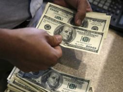 Se espera que este día el peso cotice entre el 17.80 y 18.05 pesos por dólar en transacciones interbancarias a la venta. AP / ARCHIVO