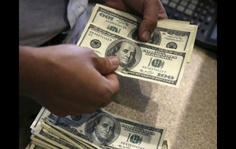 Se espera que este día el peso cotice entre el 17.80 y 18.05 pesos por dólar en transacciones interbancarias a la venta. AP / ARCHIVO