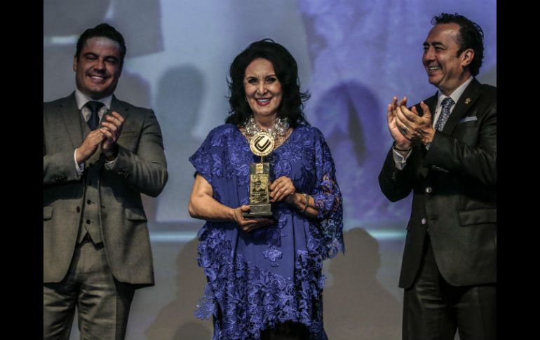 La reconocida diseñadora María Rosario Mendoza, directora general de Takasami, recibió la XXXVII Medalla al Mérito Industrial. EL INFORMADOR / F. Atilano