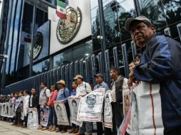 Los familiares de los 43 normalistas de Ayotzinapa se reunieron por más de dos horas con el procurador Raúl Cervantes. SUN / C. Rogel