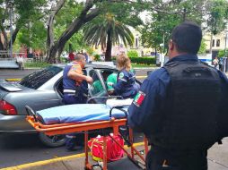 El cuerpo policiaco apoyó a  la bebé abriendo las vías respiratorias y cobijándola para evitar hipotermia en la recién nacida. ESPECIAL / Policia de Guadalajara