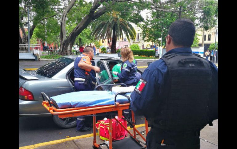 El cuerpo policiaco apoyó a  la bebé abriendo las vías respiratorias y cobijándola para evitar hipotermia en la recién nacida. ESPECIAL / Policia de Guadalajara