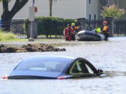 Personal de rescate busca a las víctimas por las inundaciones de la crecida del río Buffalo Bayou debido al huracán ''Harvey''. EFE / T. Maury