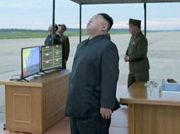 Kim Jong-un mirando al cielo en lo que se presume fue el lanzamiento de un misil ayer, 29 de agosto de 2017. AP /