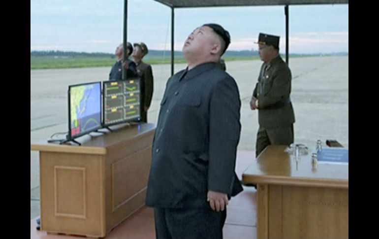 Kim Jong-un mirando al cielo en lo que se presume fue el lanzamiento de un misil ayer, 29 de agosto de 2017. AP /