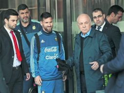 La Selección de Argentina, encabezada por Lionel Messi (c) llegó ayer a Montevideo, donde enfrentará a su similar de Uruguay. EFE /