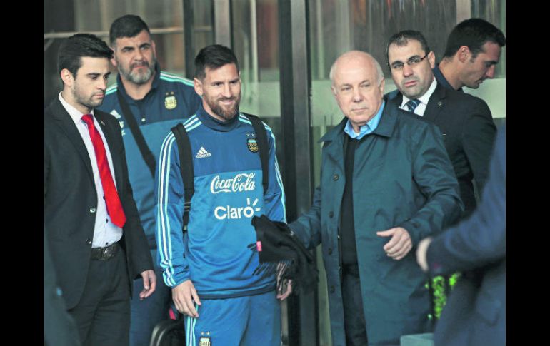 La Selección de Argentina, encabezada por Lionel Messi (c) llegó ayer a Montevideo, donde enfrentará a su similar de Uruguay. EFE /