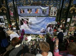 Desde el 31 de agosto de 1997, niños, adultos y ancianos rinden homenaje a una mujer sobre la que sentían una gran admiración. AFP / D. Leal-Olivas